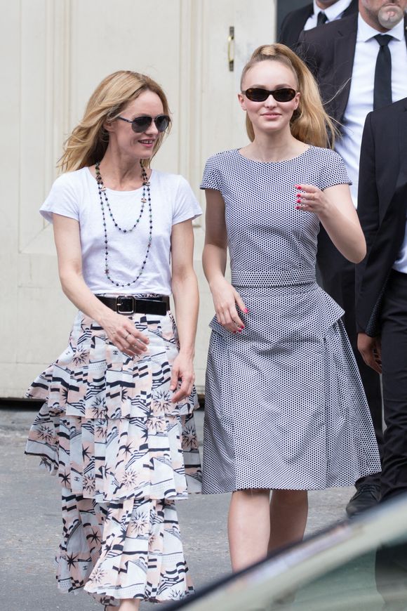 Vanessa Paradis et sa fille Lily-Rose Depp quittant le défilé Chanel lors de Paris Haute Couture Automne Hiver 2018/2019 à Paris, France, le 03 juillet 2018. Photo par Nasser Berzane/ABACAPRESS.COM