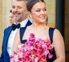 “J’adore tout dans cette photo. Le grand et beau sourire, la magnifique robe et tous les bijoux en plus du compagnon indispensable d’un adolescent : un iPhone" écrit un internaute
La famille royale assiste à un concert de the Old Stage au Royal Danish Theatre à Copenhague pour les 18 ans de la princesse Isabella de Danemark le 15 avril 2025
Pictured: King Frederik (Le roi Frederik de Danemark), Princess Isabella (princesse Isabella de Danemark)