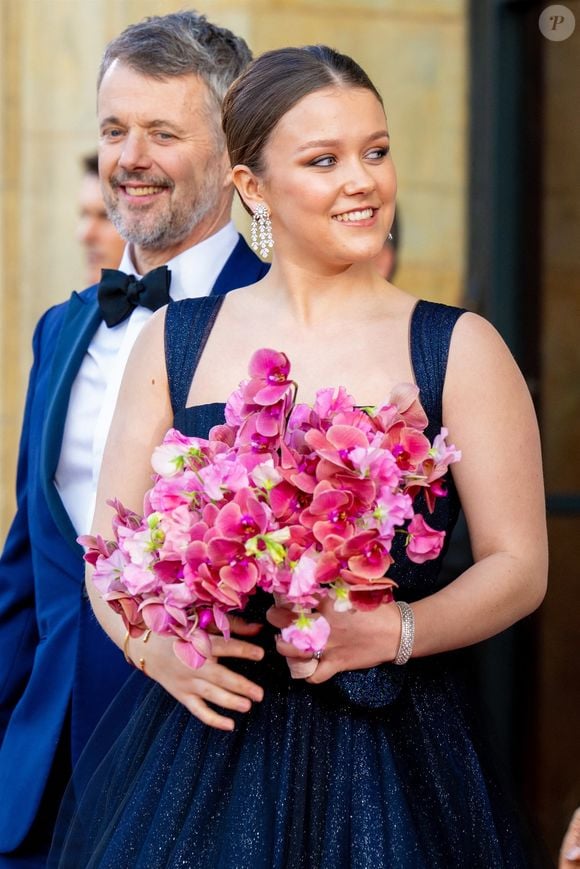 “J’adore tout dans cette photo. Le grand et beau sourire, la magnifique robe et tous les bijoux en plus du compagnon indispensable d’un adolescent : un iPhone" écrit un internaute

La famille royale assiste à un concert de the Old Stage au Royal Danish Theatre à Copenhague pour les 18 ans de la princesse Isabella de Danemark le 15 avril 2025


Pictured: King Frederik (Le roi Frederik de Danemark), Princess Isabella (princesse Isabella de Danemark)