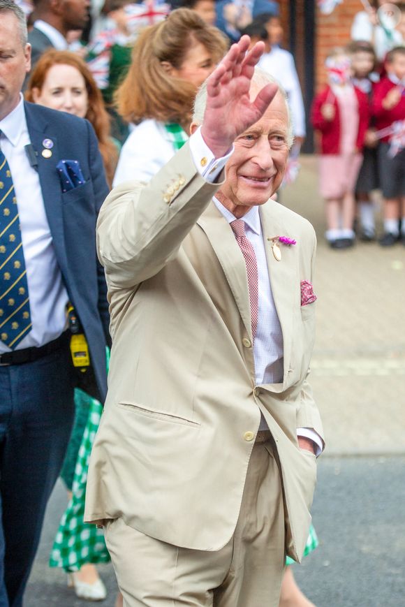 Le roi Charles III d'Angleterre et Camilla Parker Bowles, reine consort d'Angleterre, rencontrent le public à Newmarket, Royaume Uni, le 22 juillet 2025, lors de leur visite du National Stud et des salles du Jockey Club. © Tayfun Salci/ZUMA Press Wire / BestimageBestimage