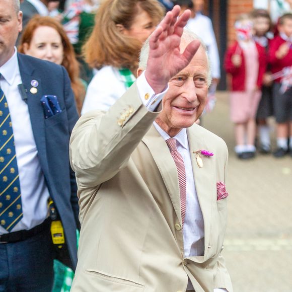 Le roi Charles III d'Angleterre et Camilla Parker Bowles, reine consort d'Angleterre, rencontrent le public à Newmarket, Royaume Uni, le 22 juillet 2025, lors de leur visite du National Stud et des salles du Jockey Club. © Tayfun Salci/ZUMA Press Wire / BestimageBestimage