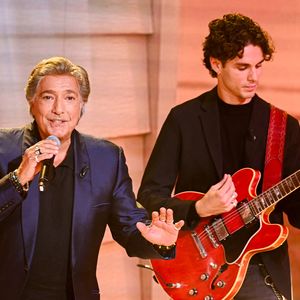 Il a d'ailleurs participé au nouvel album de Frédéric François, intitulé "Tout s'oublie un jour", dont il a signé la direction artistique

Exclusif - Frédéric François et son petit-fils Matéo lors de l'enregistrement de l'émission Vivement dimanche présentée par M.Drucker aux studios Rive Gauche, à Paris, France, le 1er octobre 2025. Diffusion sur France 3 le 9 novembre 2025. © Guillaume Gaffiot/Bestimage