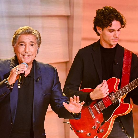 Il a d'ailleurs participé au nouvel album de Frédéric François, intitulé "Tout s'oublie un jour", dont il a signé la direction artistique

Exclusif - Frédéric François et son petit-fils Matéo lors de l'enregistrement de l'émission Vivement dimanche présentée par M.Drucker aux studios Rive Gauche, à Paris, France, le 1er octobre 2025. Diffusion sur France 3 le 9 novembre 2025. © Guillaume Gaffiot/Bestimage