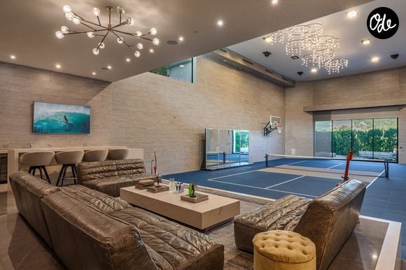 L’ancienne propriété de Ben Affleck et Jennifer Lopez à Beverly Hills s’étend sur près de deux hectares. La résidence compte 12 chambres, 24 salles de bains, une piscine à débordement, un vaste complexe sportif et un garage pouvant accueillir 12 voitures. Crédit photo : Simon Berlyn.