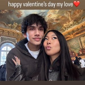 Entre un beau bouquet de tulipes roses et des fraises au chocolat, Jade Hallyday a passé une Saint-Valentin très romantique avec son compagnon, Aaron Thomas.
Aaron Thomas souhaite une joyeuse Saint-Valentin à Jade Hallyday sur Instagram.