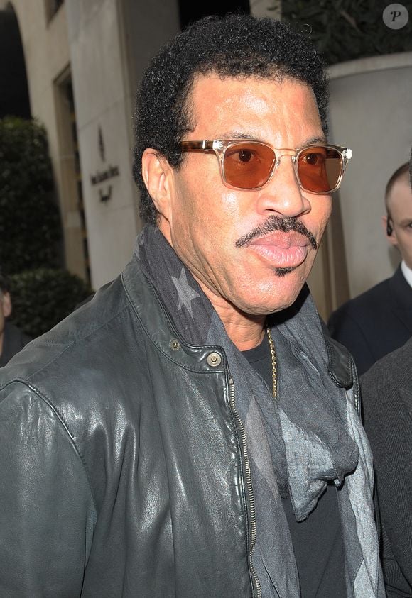Interrogé par "Le Figaro", Lionel Richie a confié son désir de s’installer dans l’Hexagone. 

Lionel Richie sort de son hôtel à Paris, le 30 mars 2015, à lendemain de son concert au Zénith. @Agence / Bestimage