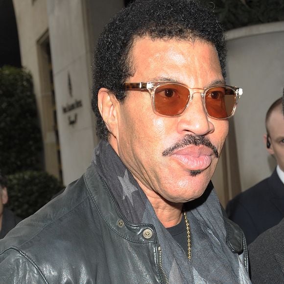 Interrogé par "Le Figaro", Lionel Richie a confié son désir de s’installer dans l’Hexagone. 

Lionel Richie sort de son hôtel à Paris, le 30 mars 2015, à lendemain de son concert au Zénith. @Agence / Bestimage