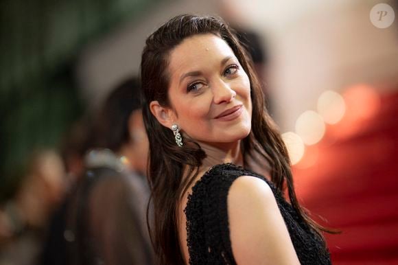 "J'ai un regard assez dur sur mon travail, et je suis la juge la plus féroce", a-t-elle confié.

L'actrice française Marion Cotillard arrive à la projection du film "Roma Elastica" lors de la 79e édition du Festival de Cannes à Cannes, dans le sud de la France, le 20 mai 2026. Photo par Eliot Blondet/ABACAPRESS.COM
