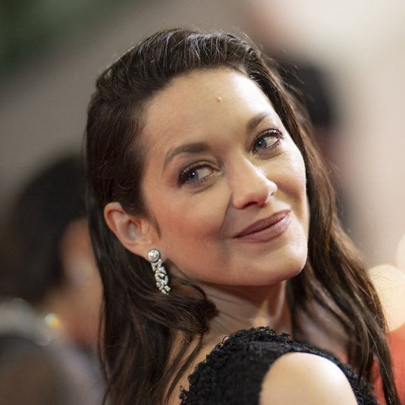 "J'ai un regard assez dur sur mon travail, et je suis la juge la plus féroce", a-t-elle confié.

L'actrice française Marion Cotillard arrive à la projection du film "Roma Elastica" lors de la 79e édition du Festival de Cannes à Cannes, dans le sud de la France, le 20 mai 2026. Photo par Eliot Blondet/ABACAPRESS.COM