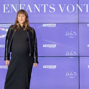 Juliette Armanet (enceinte) - Avant-première du film "Les enfants vont bien" à l'UGC Ciné Cité Les Halles à Paris le 18 novembre 2025. © Julien Sarkissian/Bestimage