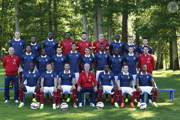 Équipe de France de football Jeremy Mathieu, Alexandre Lacazette, Moussa Sissoko, Steve Mandanda, Hugo Lloris, Stephane Ruffier, Eliaquim Mangala, Lucas Digne, Remy Cabella, Guy Stephan (entraîneur adjoint), Loic Remy, Rio Mavuba, Mathieu Debuchy, Raphael Varane, Antoine Griezmann, Paul Pogba, Bacary Sagna, Morgan Schneiderlin, Franck Raviot (Entraîneur des gardiens), Mamadou Sakho, Yohan Cabaye, Karim Benzema, Didier Deschamps (Entraîneur), Blaise Matuidi, Mathieu Valbuena, Patrice Evra posent à Clairefontaine-en-Yvelines, France, le 2 septembre 2014. Photo by ABACAPRESS.COM