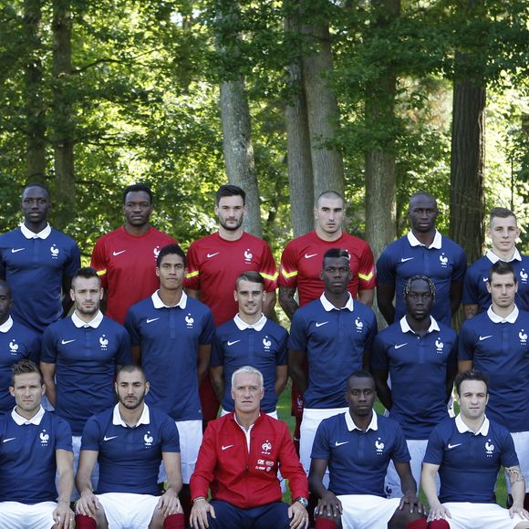 Équipe de France de football Jeremy Mathieu, Alexandre Lacazette, Moussa Sissoko, Steve Mandanda, Hugo Lloris, Stephane Ruffier, Eliaquim Mangala, Lucas Digne, Remy Cabella, Guy Stephan (entraîneur adjoint), Loic Remy, Rio Mavuba, Mathieu Debuchy, Raphael Varane, Antoine Griezmann, Paul Pogba, Bacary Sagna, Morgan Schneiderlin, Franck Raviot (Entraîneur des gardiens), Mamadou Sakho, Yohan Cabaye, Karim Benzema, Didier Deschamps (Entraîneur), Blaise Matuidi, Mathieu Valbuena, Patrice Evra posent à Clairefontaine-en-Yvelines, France, le 2 septembre 2014. Photo by ABACAPRESS.COM