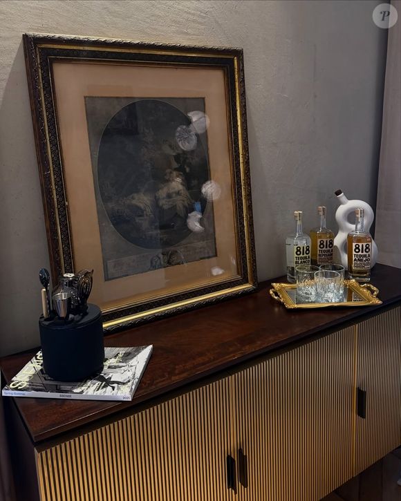 Lythan Cottaz, fils du pilote Didier Cottaz, présente son superbe appartement parisien.