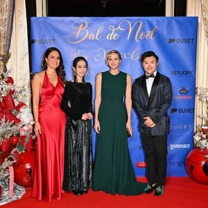 Une fête qui donne le coup d'envoi des festivités de Noël sur le Rocher. 

Sandrine Knoell, la fondatrice de l'événement, Qi Peiwen, la princesse Charlene de Monaco et Xiong Yixin, l'un des principaux sponsors de la soirée, lors du traditionnel Bal de Noël à la salle Empire de l'hôtel de Paris à Monaco, le 7 décembre 2024.