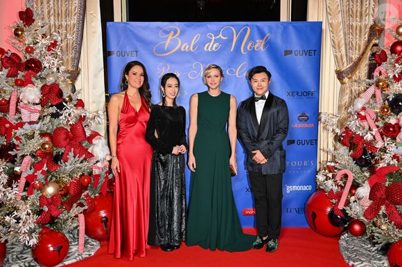 Une fête qui donne le coup d'envoi des festivités de Noël sur le Rocher. 

Sandrine Knoell, la fondatrice de l'événement, Qi Peiwen, la princesse Charlene de Monaco et Xiong Yixin, l'un des principaux sponsors de la soirée, lors du traditionnel Bal de Noël à la salle Empire de l'hôtel de Paris à Monaco, le 7 décembre 2024.