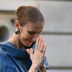 Quelques jours avant son retour sur scène, Céline Dion avec des fans devant son hôtel, le Royal Monceau, à Paris, en France, le 6 septembre 2026. © Lionel Urman/Bestimage
