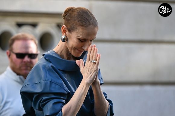 Quelques jours avant son retour sur scène, Céline Dion avec des fans devant son hôtel, le Royal Monceau, à Paris, en France, le 6 septembre 2026. © Lionel Urman/Bestimage