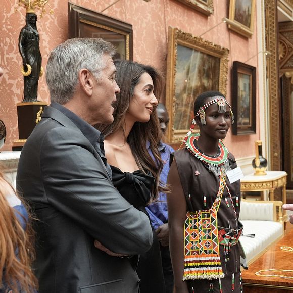 George Clooney et Amal Clooney lors de la réception en l'honneur des lauréats des King's Trust Awards au palais de Buckingham le 25 juin 2025  Stefan Rousseau/WPA-Pool/Bestimage
