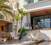 Idéale pour des vacances en famille ou une grosse virée entre amis, cette villa située tout près de la plage de Maldormé, dans le 7e arrondissement de Marseille, offre aussi des espaces aux dimensions hors normes. 

Photo de l'airbnb de Lena Mahfouf