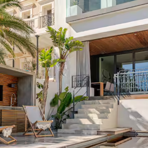 Idéale pour des vacances en famille ou une grosse virée entre amis, cette villa située tout près de la plage de Maldormé, dans le 7e arrondissement de Marseille, offre aussi des espaces aux dimensions hors normes. 

Photo de l'airbnb de Lena Mahfouf