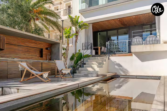 Idéale pour des vacances en famille ou une grosse virée entre amis, cette villa située tout près de la plage de Maldormé, dans le 7e arrondissement de Marseille, offre aussi des espaces aux dimensions hors normes. 

Photo de l'airbnb de Lena Mahfouf