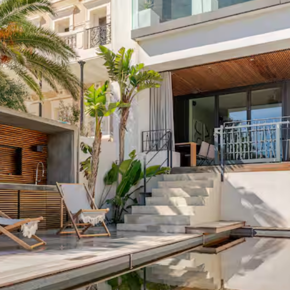 Idéale pour des vacances en famille ou une grosse virée entre amis, cette villa située tout près de la plage de Maldormé, dans le 7e arrondissement de Marseille, offre aussi des espaces aux dimensions hors normes. 

Photo de l'airbnb de Lena Mahfouf