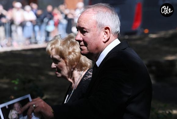 Robert Sullivan, son époux depuis plus de cinquante ans, est apparu très ému mais bien entouré pour ce dernier adieu.

Robert Sullivan, le mari de Bonnie Tyler, lors des funérailles de la chanteuse à la cathédrale St Mary de Swansea, au Pays de Galles, le 17 août 2026.

© Backgrid UK/ Bestimage