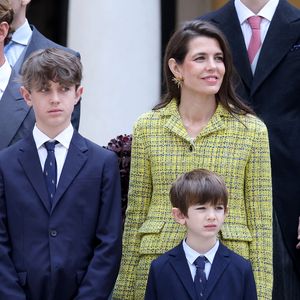 Charlotte Casiraghi est maman de deux garçons.

Pierre Casiraghi, Charlotte Casiraghi et ses enfants Raphaël Elmaleh, Balthazar Rassam - La famille princière monégasque dans la cour d'honneur du palais lors de la fête nationale à Monaco. © Dominique Jacovides - Bruno Bebert / Bestimage