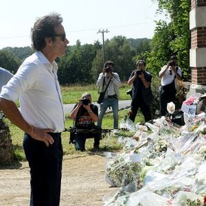 Anthony Delon et son demi-frère Alain-Fabien découvrent les hommages devant les grilles de la propriété de Douchy, quelques heures avant les obsèques de leur père, A.Delon, le 24 août 2024. © Agence / Bestimage