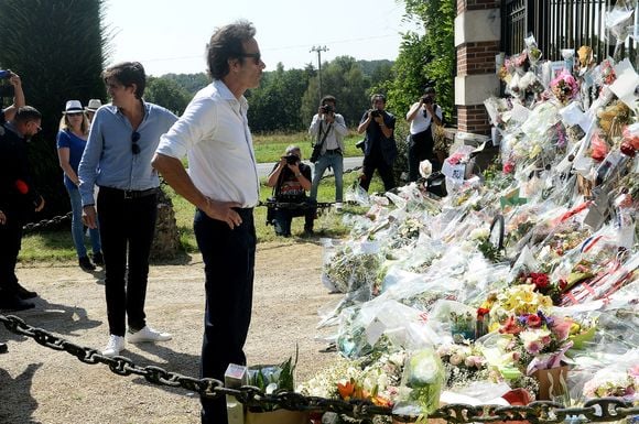 Anthony Delon et son demi-frère Alain-Fabien découvrent les hommages devant les grilles de la propriété de Douchy, quelques heures avant les obsèques de leur père, A.Delon, le 24 août 2024. © Agence / Bestimage