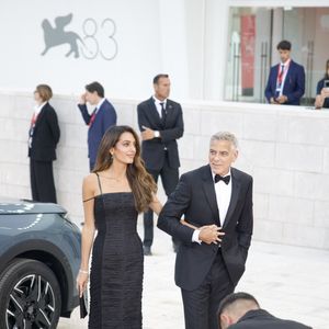 George Clooney a foulé le tapis rouge avec son épouse, Amal. 


George Clooney et sa femme Amal Clooney - Arrivées à la cérémonie d'ouverture et la projection du film "Ink" lors de la 83ème édition du festival international du film de Venise, la Mostra le 2 septembre 2026 © Jasmine Aissaoui / Bestimage