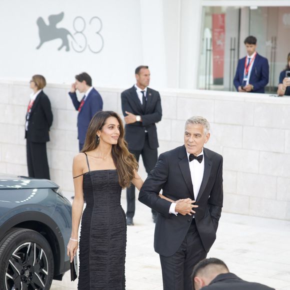 George Clooney a foulé le tapis rouge avec son épouse, Amal. 


George Clooney et sa femme Amal Clooney - Arrivées à la cérémonie d'ouverture et la projection du film "Ink" lors de la 83ème édition du festival international du film de Venise, la Mostra le 2 septembre 2026 © Jasmine Aissaoui / Bestimage