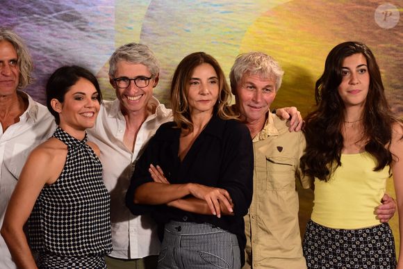 Fabrice Aragno, Bernard Stamm, Clotilde Courau et team - Photocall du film suisse "Le Lac" lors du 78ème Festival international du film de Locarno, le 14 août 2025. Non seulement c'est le seul long métrage helvétique en compétition mais c'est également le premier film du Romand F.Aragno. C.Courau y partage l'affiche avec le navigateur B.Stamm, tourné sur les eaux du lac Léman. 
© Romain Doucelin / Bestimage