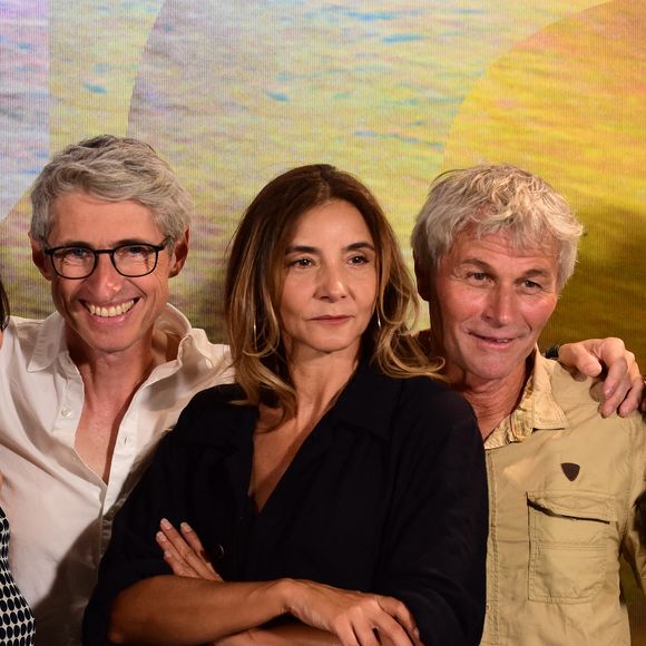 Fabrice Aragno, Bernard Stamm, Clotilde Courau et team - Photocall du film suisse "Le Lac" lors du 78ème Festival international du film de Locarno, le 14 août 2025. Non seulement c'est le seul long métrage helvétique en compétition mais c'est également le premier film du Romand F.Aragno. C.Courau y partage l'affiche avec le navigateur B.Stamm, tourné sur les eaux du lac Léman. 
© Romain Doucelin / Bestimage