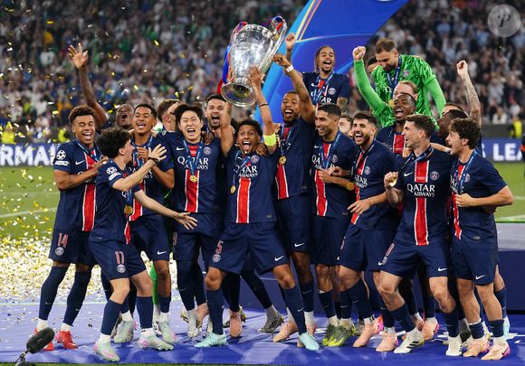 Le joueur du Paris Saint-Germain, Marquinhos, soulève le trophée après avoir remporté la finale de l'UEFA Champions League à la Munich Football Arena, à Munich, en Allemagne. Date de la photo : samedi 31 mai 2025. Mike Egerton/PA Wire.