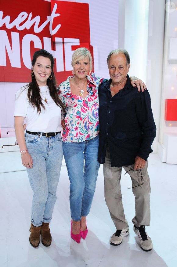 Chantal Ladesou entourée par sa fille Clémence Ansault et son mari Michel Ansault lors de l'enregistrement de l'émission "Vivement Dimanche" au Studio Gabriel à Paris, le 06/09/2022. Crédit Guillaume Gaffiot / Bestimage