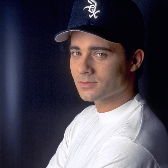 L'éternel jeune premier du PAF s'est éteint en 2012, laissant derrière lui son fils Jean, dont la maman, l’ex-chroniqueuse télé Elisabeth Bost, n’a jamais vraiment quitté le petit écran...

Une photo d'archive prise dans les années 90 de l'animateur de télévision Jean-Luc Delarue à Paris, France. Photo by Pascal Baril/ABACAPRESS.COM