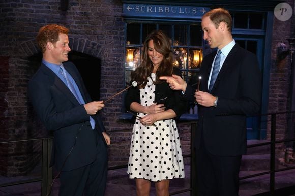Kate Middleton, le prince William et le prince Harry d'Angleterre visitent les studios Warner Bros a Leavesden, le 26 avril 2013.

Photo : Express Syndication / Bestimage