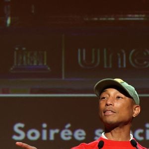 Le rappeur, producteur et créateur de mode américain Pharrell Williams reçoit un diplôme de la directrice générale de l'UNESCO A.Azoulay en tant qu'Ambassadeur de bonne volonté de l'UNESCO pour les arts, l'éducation et l'entreprenariat, au siège de l'UNESCO, à Paris, le 17 décembre 2024. 
© Stéphane Lemouton / Bestimage