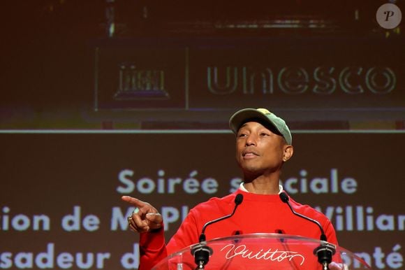 Le rappeur, producteur et créateur de mode américain Pharrell Williams reçoit un diplôme de la directrice générale de l'UNESCO A.Azoulay en tant qu'Ambassadeur de bonne volonté de l'UNESCO pour les arts, l'éducation et l'entreprenariat, au siège de l'UNESCO, à Paris, le 17 décembre 2024. 
© Stéphane Lemouton / Bestimage