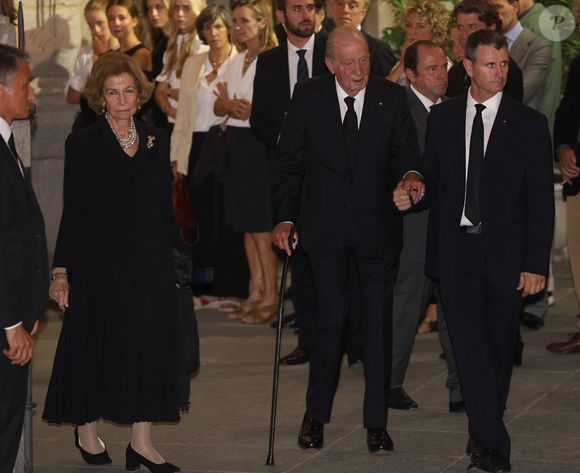 La reine Sofia et le roi Juan Carlos - La famille royale d'Espagne à la sortie des obsèques de Juan Gomez-Acebo en la cathédrale Castrense à Madrid. Le 8 septembre 2024. (Europa Press / Bestimage).
