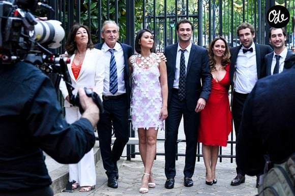Sandrine et Olivier Kretz, Valentin et sa femme Charina Sarte, Martin et sa femme Eve von Romberg et Louis lors de la soirée de gala des 50 ans de la Fondation Claude Pompidou à l'Hôtel Marcel Dassault à Paris le 12 avril 2022.

Rachid Bellak / LMS / Bestimage