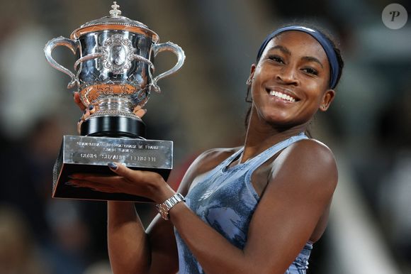 La gagnante Coco Gauff pose avec son trophée lors de la cérémonie de remise des prix après le match de la finale du simple dames entre Aryna Sabalenka de la Biélorussie et Coco Gauff des Etats-Unis lors du tournoi de tennis de Roland Garros, Paris, France, le 7 juin 2025. ©Xinhua/ABACAPRESS.COM/Gao Jing