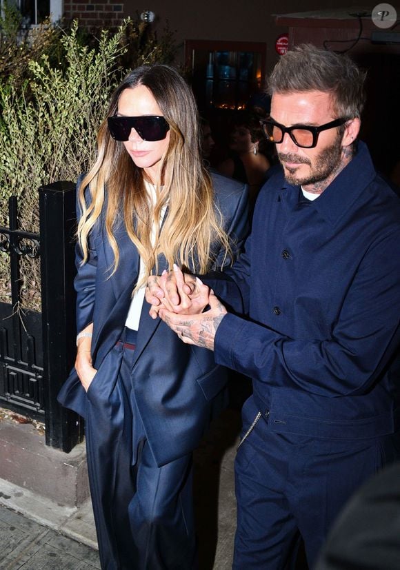 L'an dernier, le couple star "stagnait" à 500 millions de livres

04/22/2026 Victoria et David Beckham ont été aperçus portant des tenues assorties lors de leur sortie à New York. L'ancienne star du football britannique et son épouse styliste se tiennent la main en portant des tenues bleu foncé.