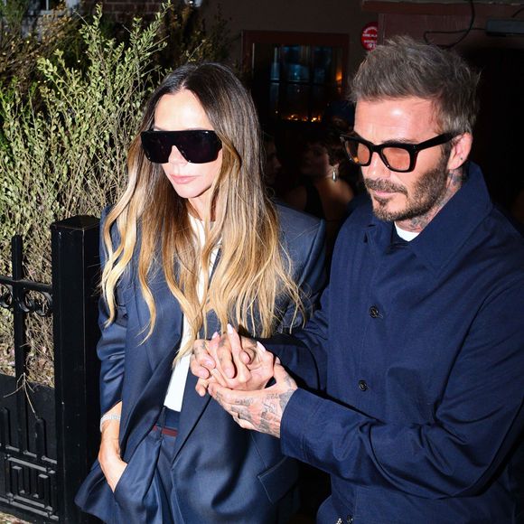L'an dernier, le couple star "stagnait" à 500 millions de livres

04/22/2026 Victoria et David Beckham ont été aperçus portant des tenues assorties lors de leur sortie à New York. L'ancienne star du football britannique et son épouse styliste se tiennent la main en portant des tenues bleu foncé.