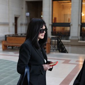 Isabelle Adjani arrive pour la tenue de son procès en appel (chambre 2-13) pour fraude fiscale, au Palais de Justice de Paris, le 27 février 2026.
© Julien Sarkissian/Bestimage