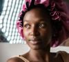 La nuit, le frottement contre le coton abîme et déshydrate les cheveux.

Comment bien choisir son bonnet de nuit capillaire, en soie ou en satin.