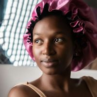 Bonnet en satin ou en soie : lequel adopter pour des cheveux en bonne santé ?