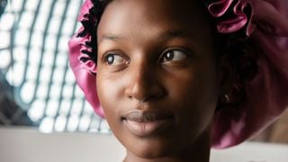 Bonnet en satin ou en soie : lequel adopter pour des cheveux en bonne santé ?