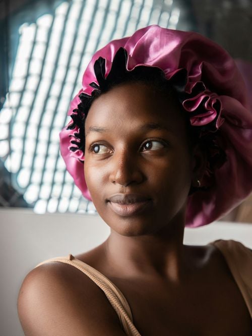 Bonnet en satin ou en soie : lequel adopter pour des cheveux en bonne santé ?